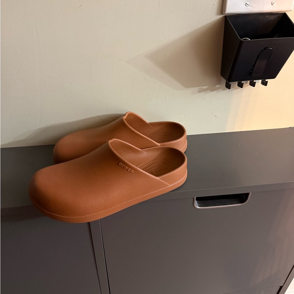 CROCS Dylan cognac Slip-On Clogs